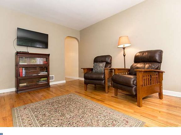 2nd image of 305 Silverbrook Dr