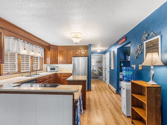 4th image of 28 Hillview Avenue