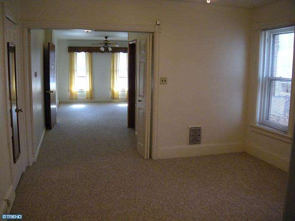 4th image of 557 Olive St