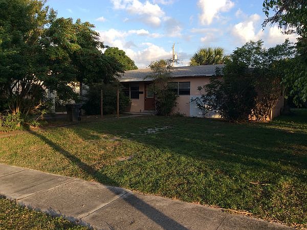 1st image of 611 Camelia St
