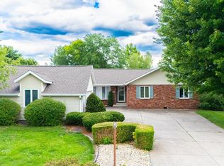 2 Winged Foot Dr, Pekin, IL 61554