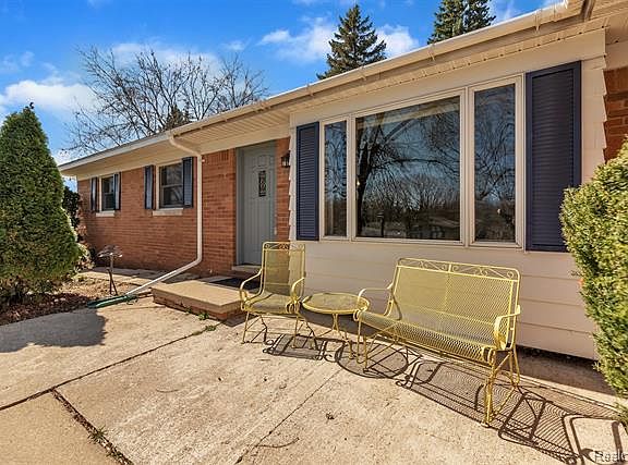3rd image of 3064 Moraine Dr