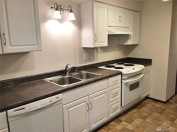 2nd image of 815 NW Huckle Dr Unit C
