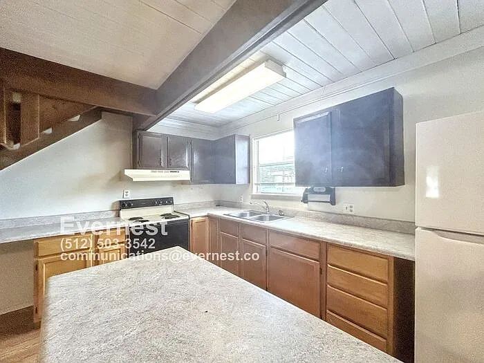 801 W Navarro St #A — Photo 5