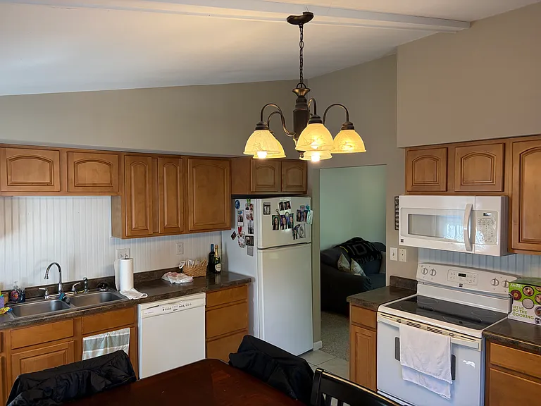 466 N Dubuque St — Photo 3