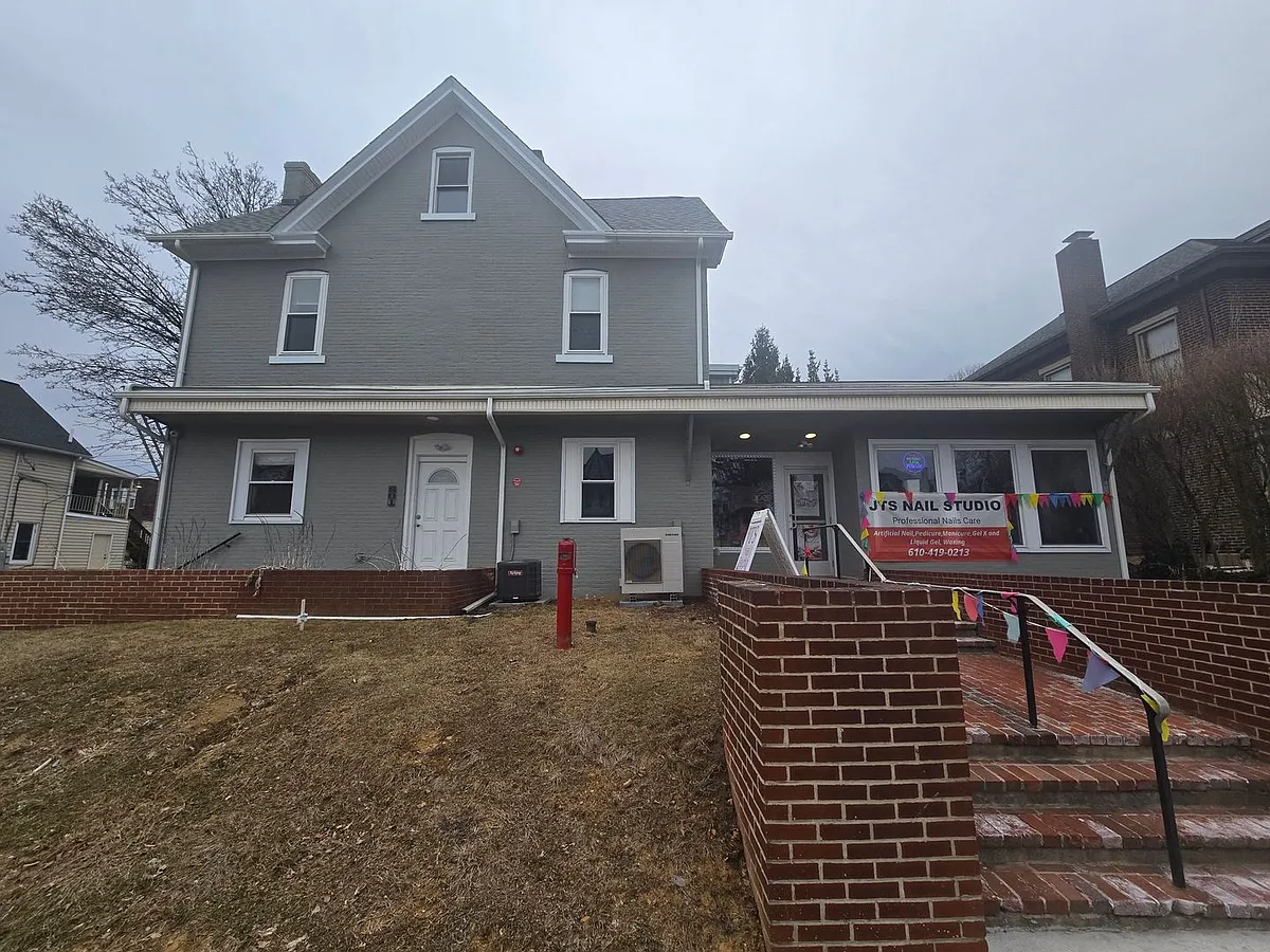 Building Photo - 801 W Broad St #3