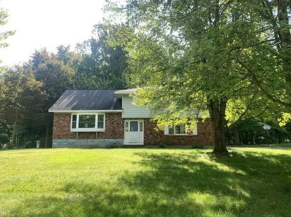 8 Gretel Ter, Ballston Lake, NY 12019