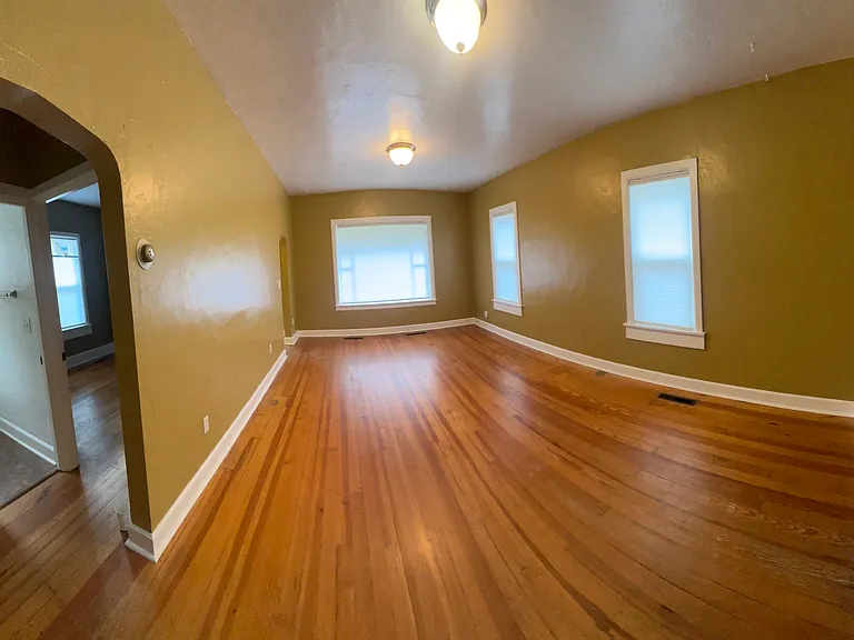 214 S Sherwood St — Photo 4