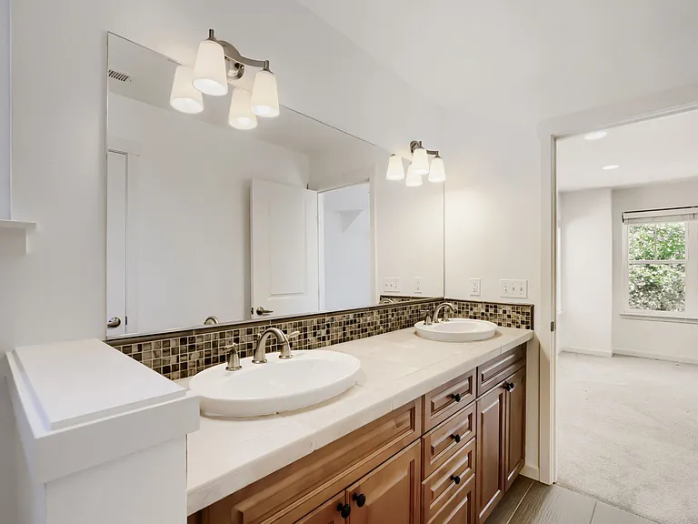 303 Bellevue Way SE — Photo 12