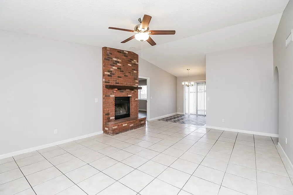 3 bed, 2.0 bath, 1361 sqft, $2,495 — Photo 3