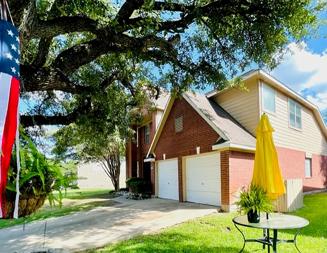 4 bed, 3.5 bath, 2550 sqft, $2,150 — Photo 2
