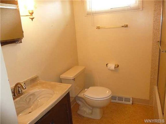 4th image of 36 Basswood Dr