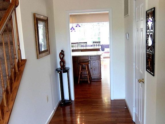 3rd image of 9 Devonshire Ln
