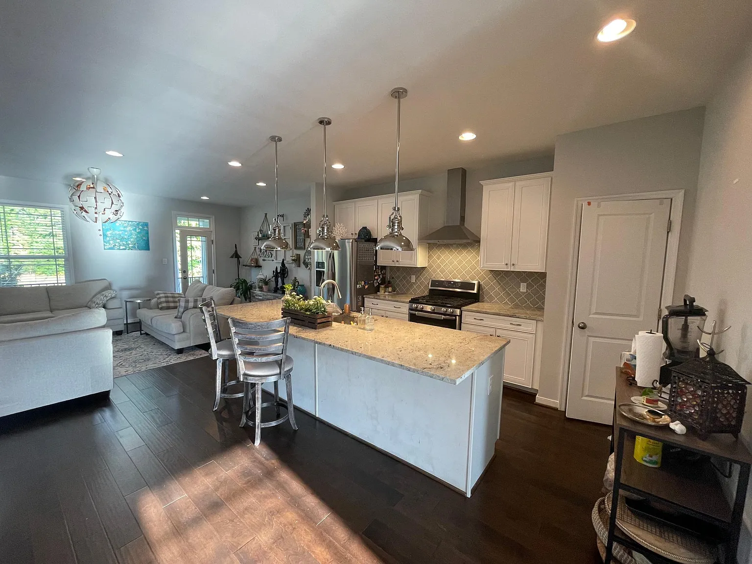 3 bed, 3.5 bath, 2802 sqft, $3,100 — Photo 4