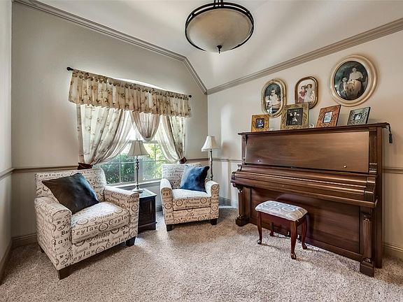 4th image of 1018 Crown Valley Dr