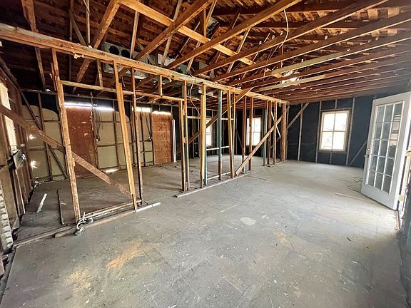5th image of 216 W Schubert St