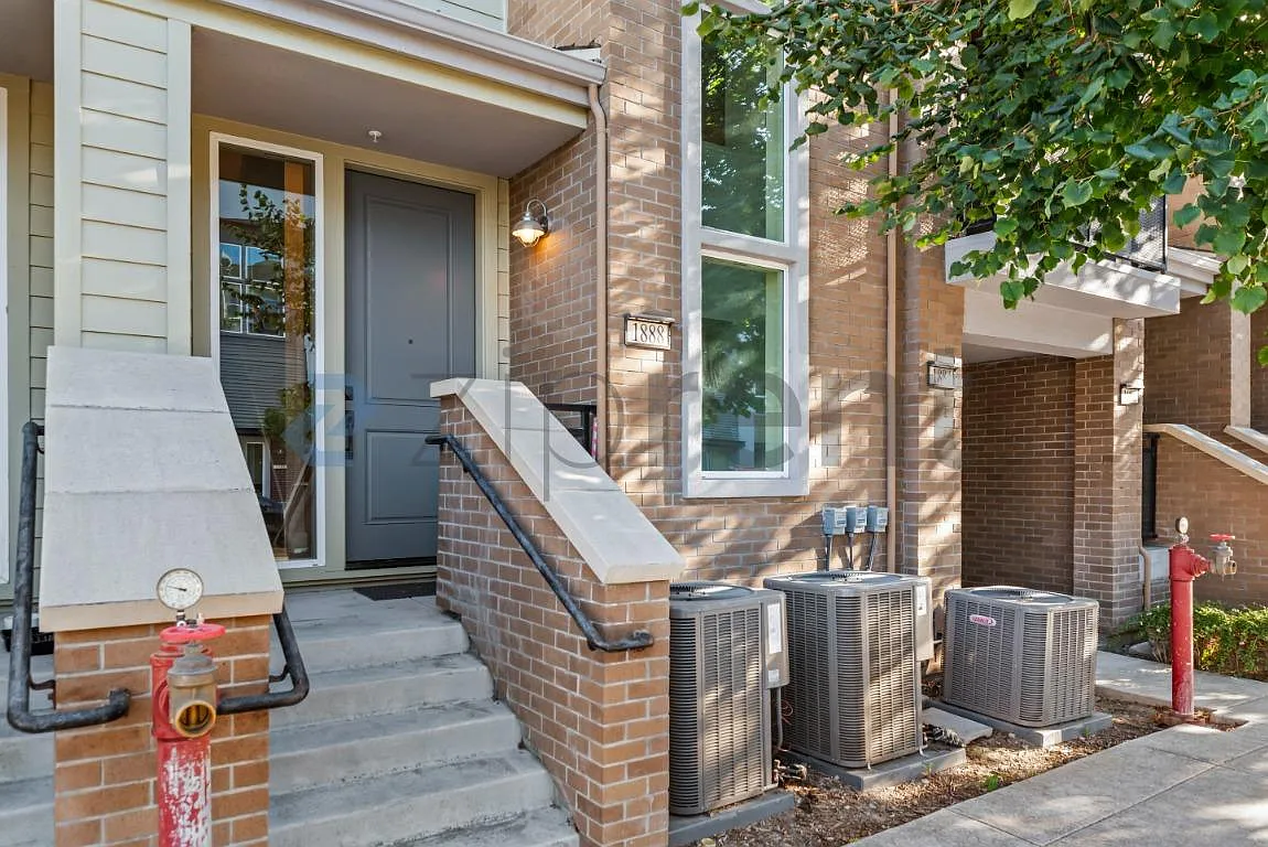 3 bed, 1910 sqft, $4,800 — Photo 3