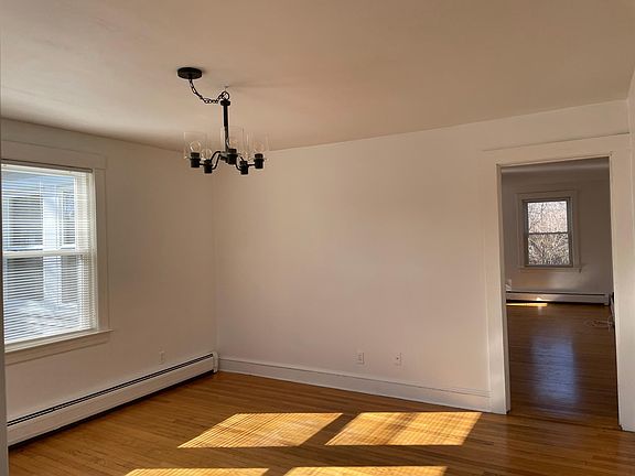 5th image of 1447 Islington St