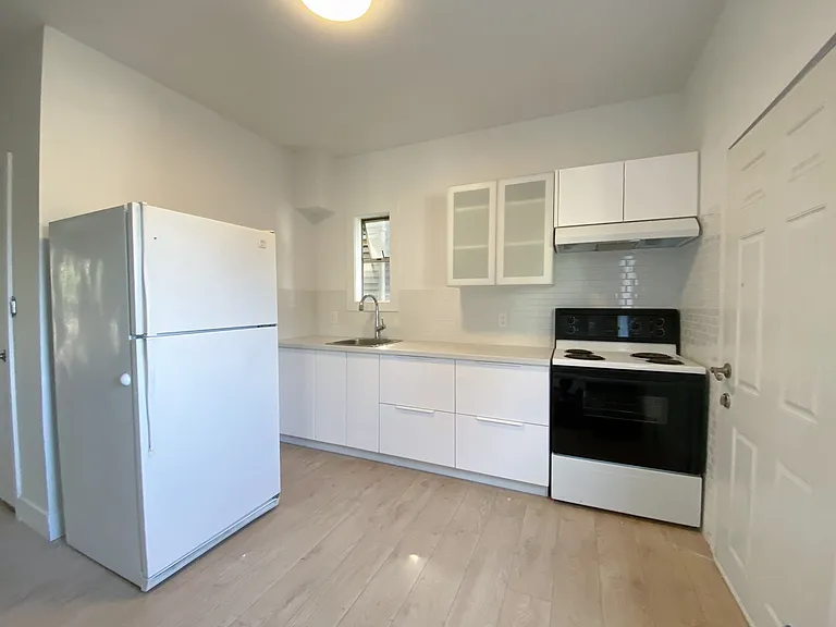 236 Princess Ave — Photo 2