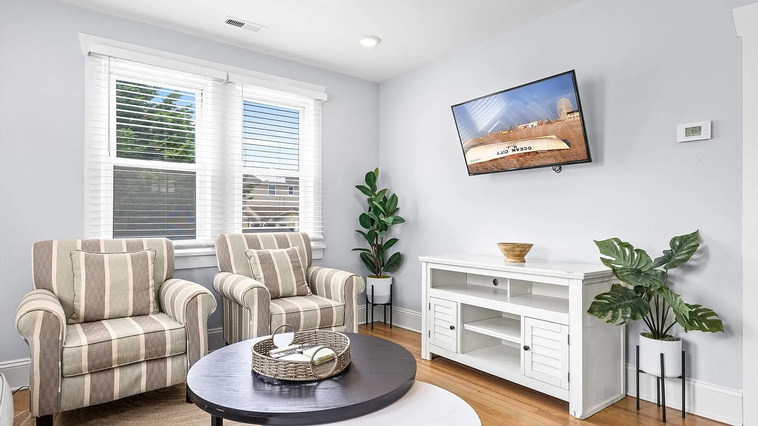 2 bed, 1.0 bath, 699 sqft, $5,421 — Photo 3