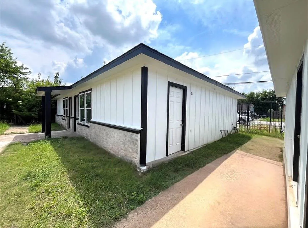 4305 Phlox St — Photo 4