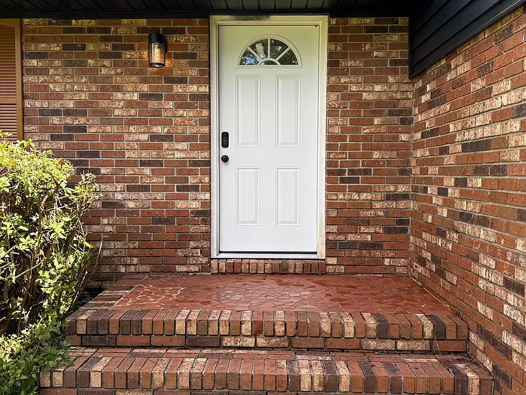 100 Sunnymeade Dr — Photo 2