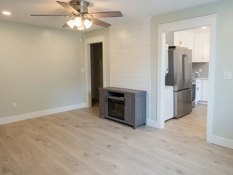 1123 White Oak Dr — Photo 3