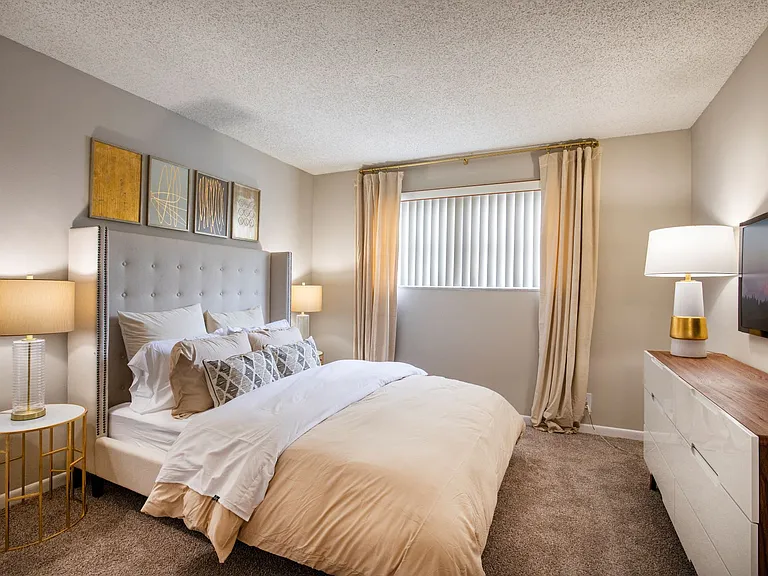 Del Oro Apartment Homes — Photo 8