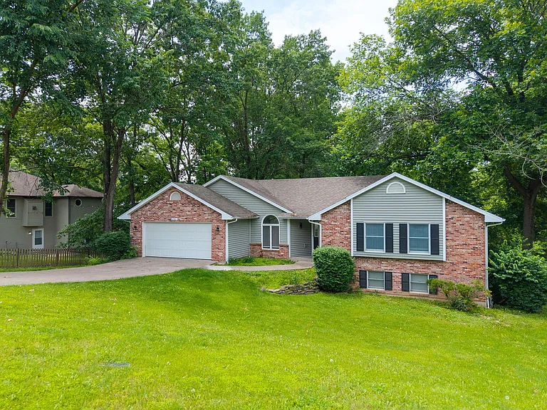 2301 Grant Ln — Photo 2
