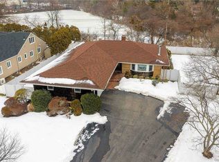 61 Joyce Ln, Woodbury, NY 11797