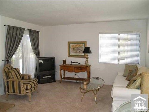 3rd image of 33 Bridle Ln