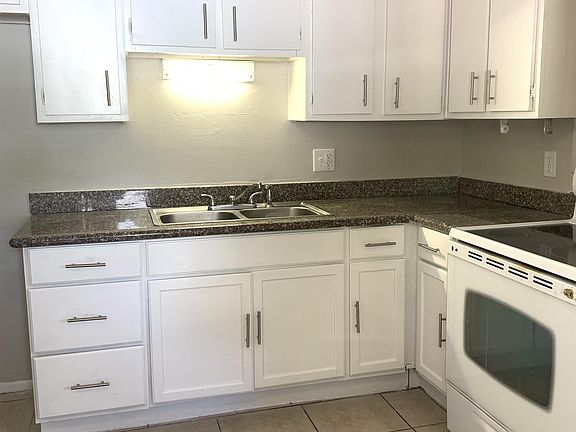2nd image of 2119 Hanson St