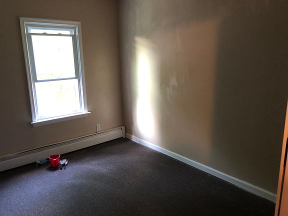 4th image of 806 Carlton Ave