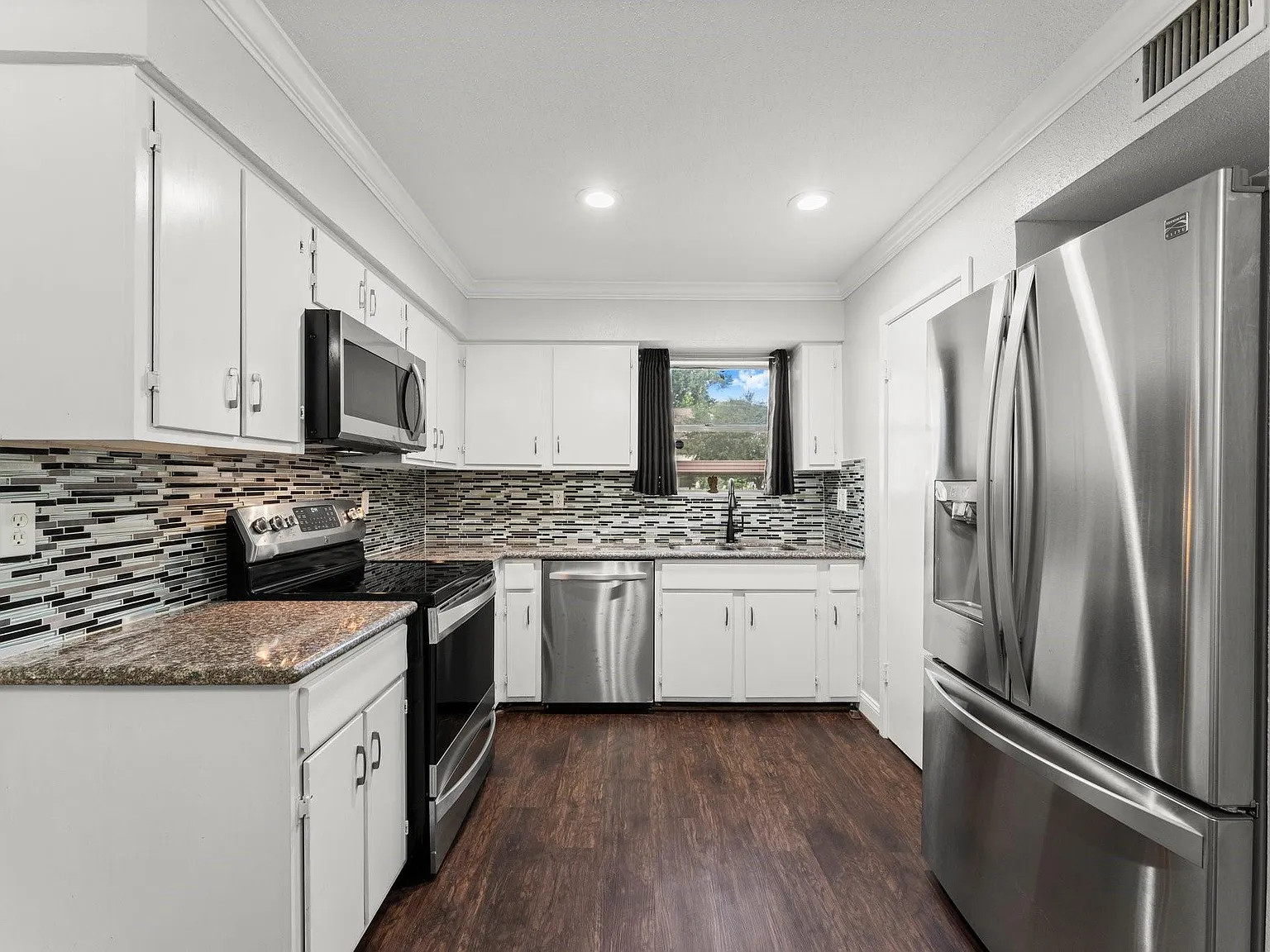 2 bed, 2.5 bath, 1331 sqft, $1,700 — Photo 3