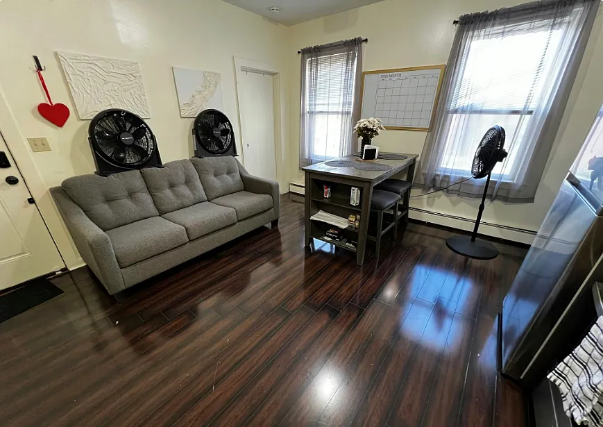 3 bed, 9999 sqft, $4,900 — Photo 2