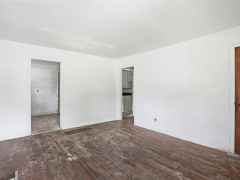 7827 Rugby Ave — Photo 4