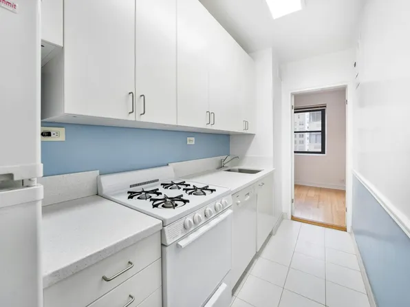 176 East 77th Street 8L image 2 of 4