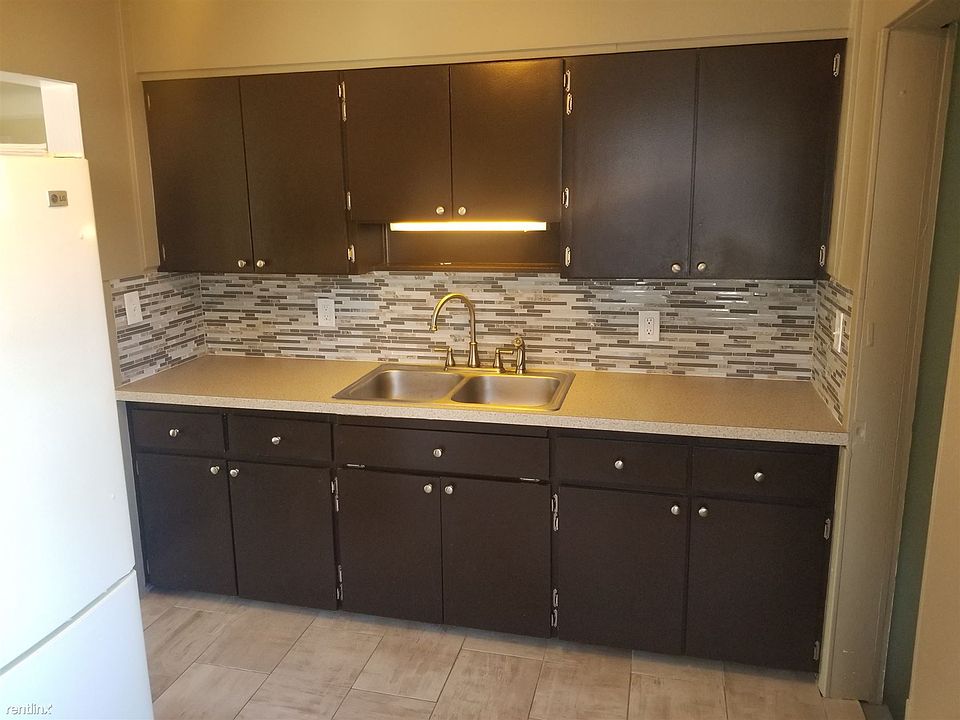 Kitchen with mosaic back-splash