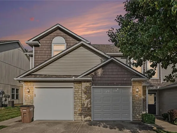 210 Pointe Ln, Raymore, MO 64083
