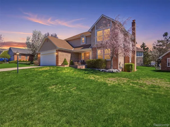 360 Sandalwood Dr, Rochester Hills, MI 48307