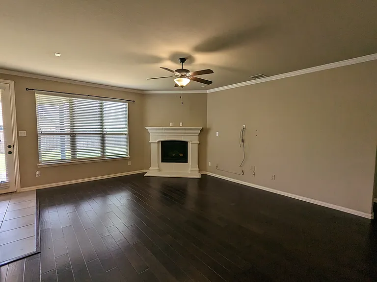 591 Deverson Dr — Photo 2