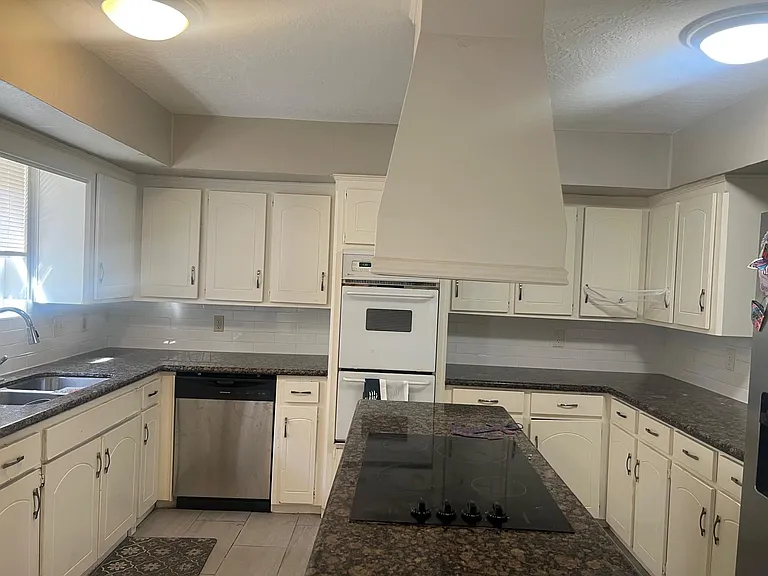 15411 Linkshire Dr — Photo 4