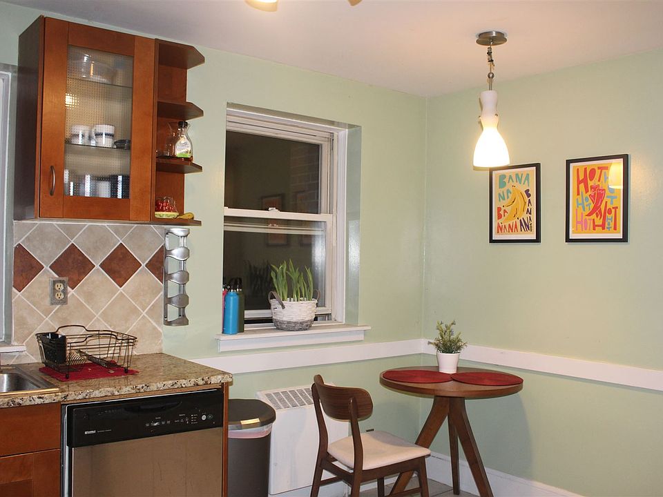 Eat-In Kitchen