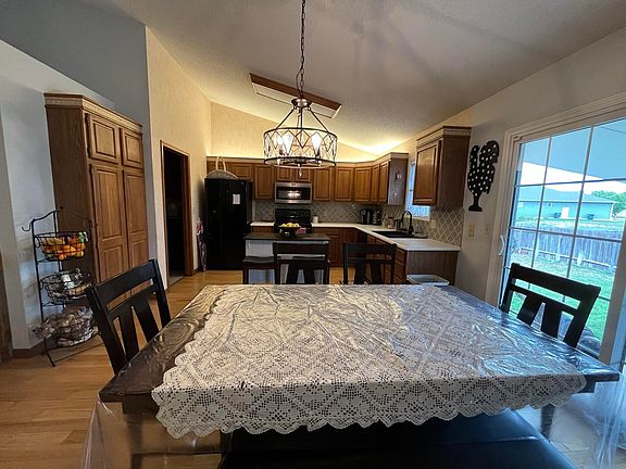 5th image of 1410 Circle Lake Dr