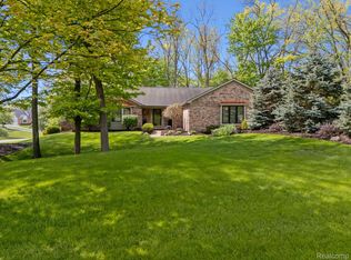 2484 Pine Hollow Trl, Brighton, MI 48114
