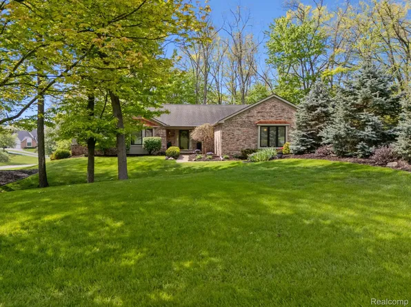2484 Pine Hollow Trl, Brighton, MI 48114