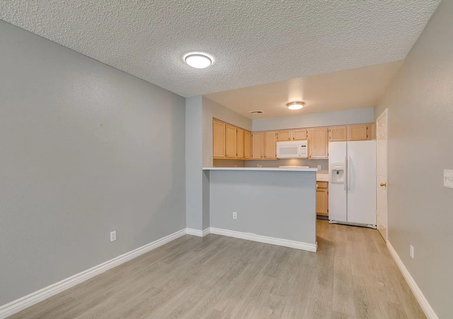 Cozy 2 Bedrooms-2 Bathroom Townhome*Close To Area Shopping Centers-Bus Lines* — Photo 4