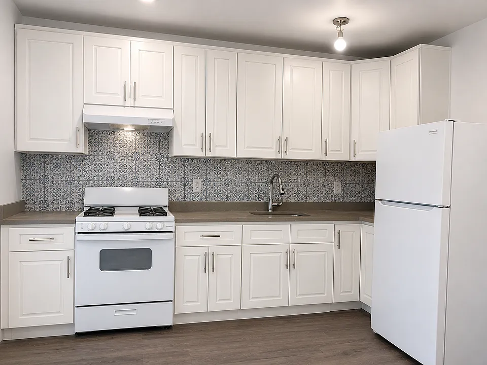 30 E 47th St #1
