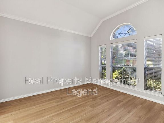 4th image of 8012 Greenwood Dr