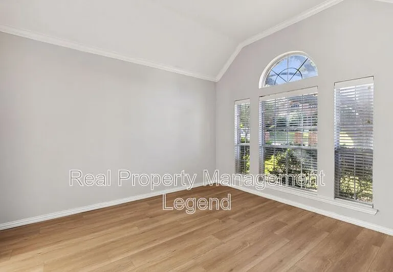 8012 Greenwood Dr — Photo 4